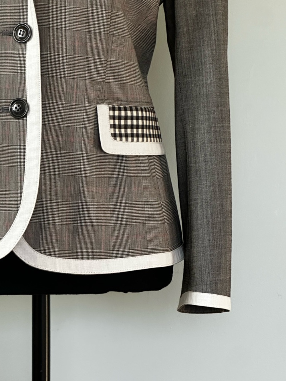 Chic Vintage Moschino Gray Plaid Blazer with White Trim and Gingham Accents - Picture 5 of 15